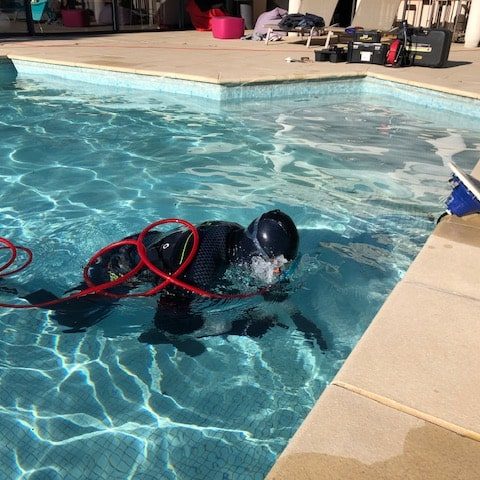 Plongeur inspectant une canalisation sous-marine