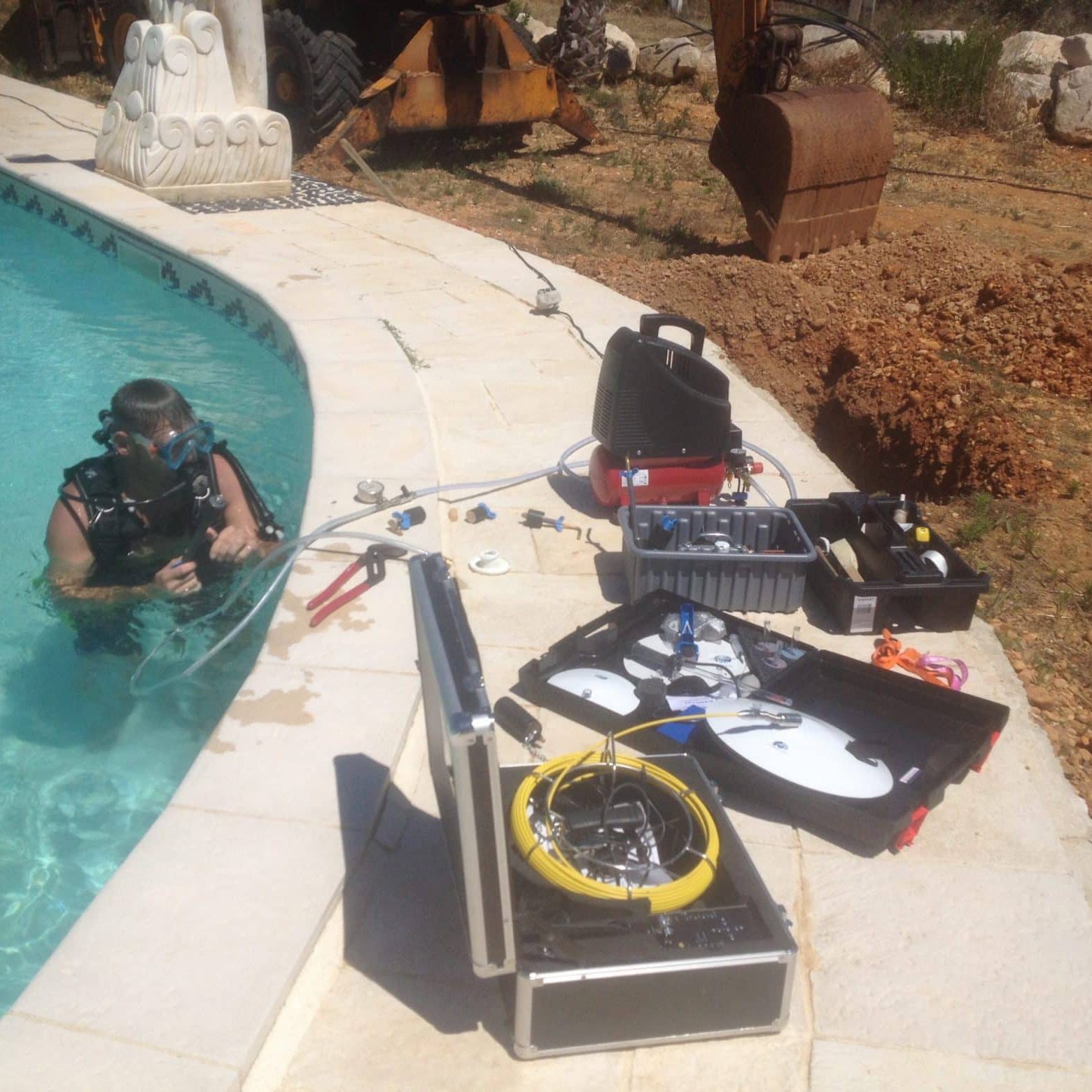 Plongeur en intervention pour analyser les canalisations