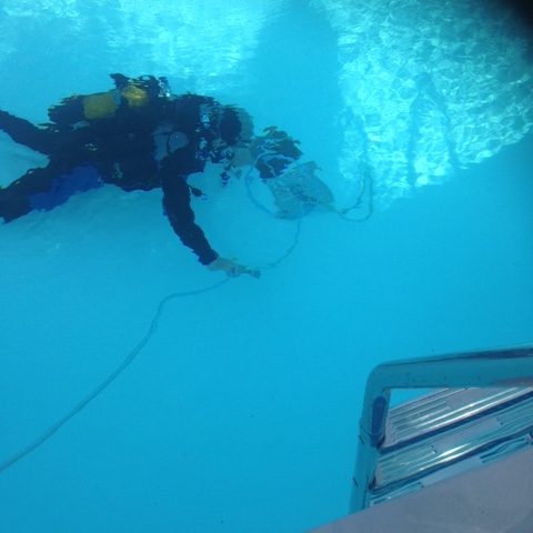 Plongeur en intervention pour analyser les canalisations