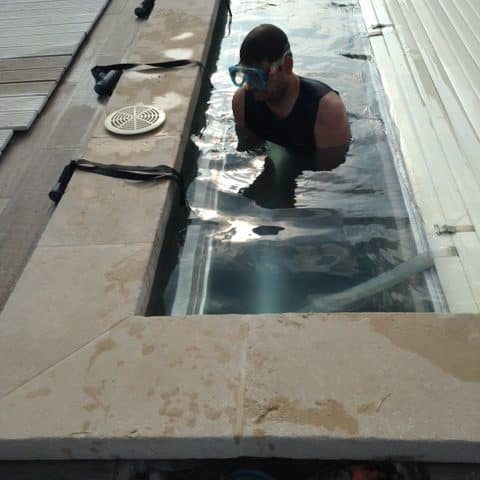 Plongeur inspectant une canalisation sous-marine