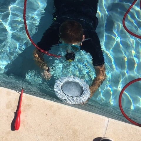 Plongeur en intervention pour analyser les canalisations