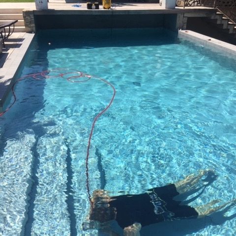 Plongeur inspectant une canalisation sous-marine