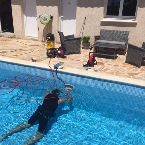 Technicien en plongée réalisant une détection de fuite