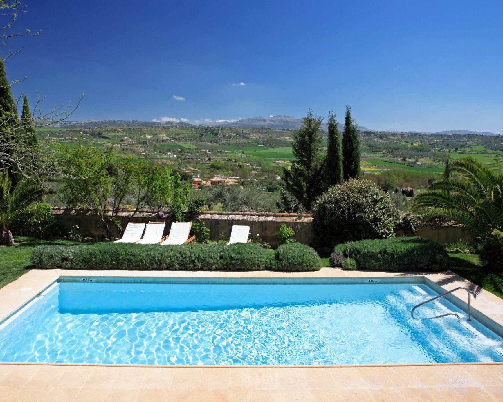 Détection et réparation de fuite sur une piscine à débordement avec vue panoramique dans l'Hérault - ASD Canalisation