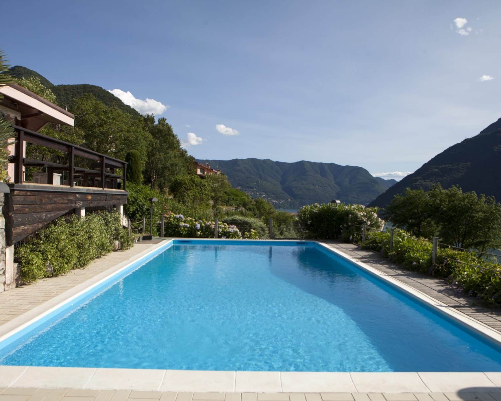 Détection et réparation de fuite sur une piscine carrelée avec margelles en pierre naturelle à Orange - ASD Canalisation