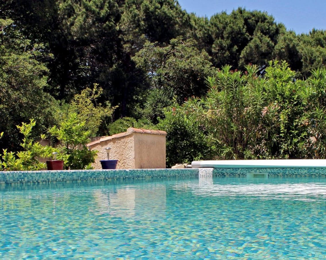 Illustration d'une piscine avec revêtement en mosaïque pour les services ASD Canalisation