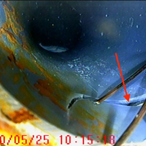 Inspection de canalisation fendue – Diagnostic avancé Technicien analysant une canalisation fendue sur un réseau souterrain