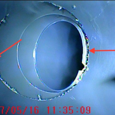 Coude de canalisation fissuré – Analyse et réparation Inspection d’un té de canalisation présentant une fissure