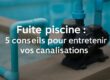 Technicien près d’une piscine avec le texte : « Fuite piscine : 5 conseils pour entretenir vos canalisations » – image à la une de l’article ASD Canalisation.