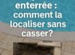 Image avec tuyau cassé sous margelle et texte : « Fuite piscine enterrée : comment la localiser sans casser ? »